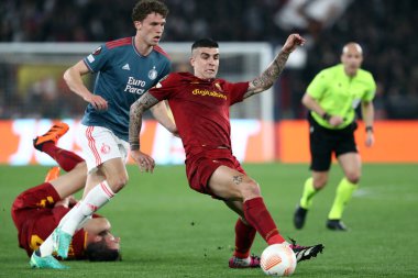 Roma, İtalya 20.04.2023: Romanlardan Gianluca Mancini, Feyenoord 'dan Oussama Idrissi Uefa Avrupa Ligi 2023 futbol maçı, çeyrek final, İtalya' nın başkenti Roma 'daki Olimpiyat stadyumunda AS Romanlar Feyenoord' a karşı.