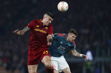 Roma, İtalya 20.04.2023: Romanlardan Gianluca Mancini, Feyenoord 'dan Sebastian Szymanski Uefa Avrupa Ligi 2023 futbol karşılaşması, çeyrek final, Roma, İtalya' daki Olimpiyat stadyumunda AS Roman Feyenoord 'a karşı.