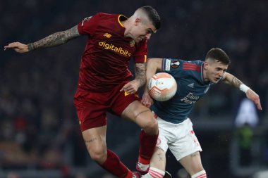 Roma, İtalya 20.04.2023: Romanlardan Gianluca Mancini, Feyenoord 'dan Sebastian Szymanski Uefa Avrupa Ligi 2023 futbol karşılaşması, çeyrek final, Roma, İtalya' daki Olimpiyat stadyumunda AS Roman Feyenoord 'a karşı.