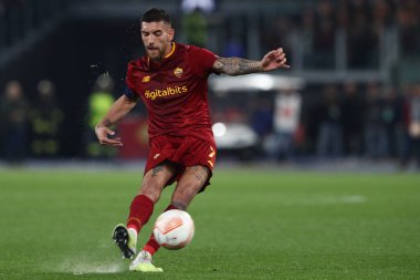 Roma, İtalya 20.04.2023: Romanlardan Lorenzo Pellegrini Uefa Avrupa Ligi 2023 futbol maçı, çeyrek final, AS Romanlar Feyenoord 'a karşı Roma, İtalya' daki Olimpiyat stadyumunda maç yapıyor.