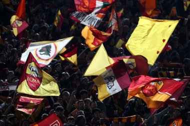 Roma, İtalya 20.04.2023: Uefa Avrupa Ligi 2023 futbol maçı, çeyrek final, AS Roman Feyenoord 'a karşı Roma, İtalya' daki Olimpiyat stadyumunda Roman taraftarlar kürsüde bayrak sallarken.