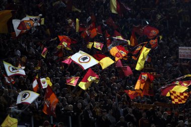 Roma, İtalya 20.04.2023: Roman taraftarlar Uefa Avrupa Ligi 2023 futbol, çeyrek final, AS Romanlar Feyenoord 'a karşı Roma, İtalya' daki Olimpiyat stadyumunda tribünde bayrak sallarken.
