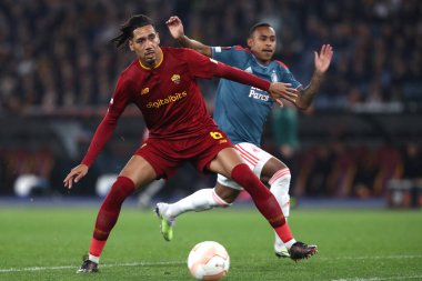 Roma, İtalya 20.04.2023: Uefa Avrupa Ligi 2023 futbol maçı, çeyrek final, AS Romanlar Feyenoord 'a karşı Roma, İtalya' daki Olimpiyat stadyumunda Chris Smalling yaralandı.