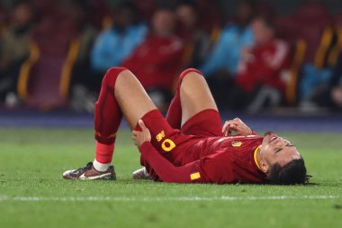 Roma, İtalya 20.04.2023: Uefa Avrupa Ligi 2023 futbol maçı, çeyrek final, AS Romanlar Feyenoord 'a karşı Roma, İtalya' daki Olimpiyat stadyumunda Chris Smalling yaralandı.