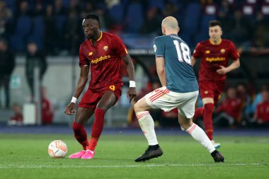Roma, İtalya 20.04.2023: Romanlardan Tammy Abraham, Feyenoord 'dan Gernot Trauner Uefa Avrupa Ligi 2023 futbol maçı, çeyrek final, AS Roman Feyenoord' a karşı Roma Olimpiyat Stadyumu, İtalya.
