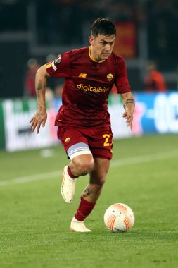 Roma, İtalya 20.04.2023: Uefa Avrupa Ligi 2023 futbol maçı, çeyrek final, AS Romanlar Feyenoord 'a karşı Roma Olimpiyat Stadyumu' nda oynanan Roma Paulo Dybala eylemde.