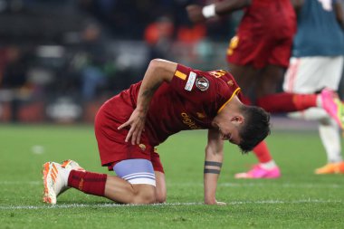 Roma, İtalya 20.04.2023: Uefa Avrupa Ligi 2023 futbol karşılaşması, çeyrek final, AS Romanlar Feyenoord 'a karşı Roma Olimpiyat Stadyumu' nda yaralanan Romalı Paulo Dybala.