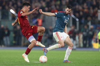 Roma, İtalya 20.04.2023: Romanlı Paulo Dybala ve Feyenoord 'lu David Hancko Uefa Avrupa Ligi 2023 futbol maçı, çeyrek final, AS Romanları Feyenoord' a karşı Roma Olimpiyat Stadyumu, İtalya.