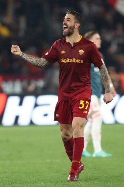 Roma, İtalya 20.04.2023: Romanlardan Leonardo Spinazzola gol attı ve Uefa Avrupa Ligi 2023, çeyrek final, AS Roman Feyenoord 'a karşı İtalya' nın Roma kentindeki Olimpiyat stadyumunda oynanan Uefa Avrupa Ligi futbol karşılaşmasını kutladı..