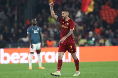 Roma, İtalya 20.04.2023: Romanyalı Lorenzo Pellegrini golü attı ve Uefa Avrupa Ligi 2023 futbol, çeyrek final, AS Roman Feyenoord 'a karşı İtalya' nın Roma kentindeki Olimpiyat stadyumunda oynanan Uefa Avrupa Ligi 2023 futbol karşılaşmasında takımla birlikte kutladı..