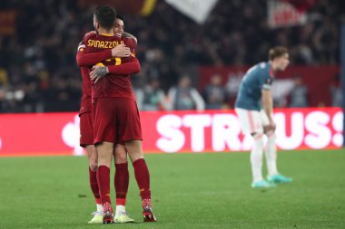 Roma, İtalya 20.04.2023: Romanyalı Leonardo Spinazzola golü attı ve Uefa Avrupa Ligi 2023 futbol, çeyrek final, AS Roman Feyenoord 'a karşı İtalya' nın başkenti Roma 'daki Olimpiyat stadyumunda oynanan Uefa Avrupa Ligi 2023 futbol karşılaşmasında takımla birlikte kutladı..