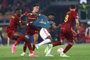 Roma, İtalya 20.04.2023: Romanlardan Tammy Abraham, Feyenoord 'dan Javairo Dilrosun Uefa Avrupa Ligi 2023 futbol maçı, çeyrek final, AS Romanlar Feyenoord' a karşı Roma, İtalya 'daki Olimpiyat Stadyumu' nda oynanan karşılaşmada.