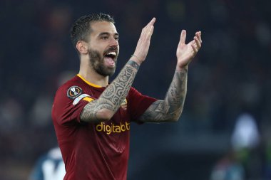Roma, İtalya 20.04.2023: Roman Leonardo Spinazzola Uefa Avrupa Ligi 2023 futbol maçı, çeyrek final, AS Roman Feyenoord 'a karşı İtalya' nın Roma kentindeki Olimpiyat stadyumunda zaferi kutladı.
