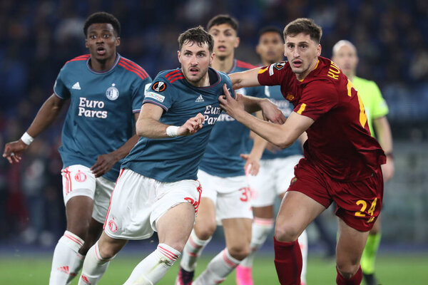 Рим, Италия 20.04.2023: Матс Виффер из Фейеноорда, Мараш Кумбулла из Рима в действии во время футбольного матча Лиги Европы УЕФА 2023, четвертьфинал, Рома против Фейеноорда на Олимпийском стадионе в Риме, Италия.