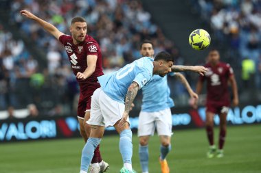 Roma, İtalya 22.04.2023: Torino 'dan Vlasiç Nikola, İtalya' nın başkenti Roma 'daki Olimpiyat Stadyumu' nda SS LAZIO 'ya karşı FC TORINO arasında oynanan Serie A 2022 / 2023 futbol karşılaşması sırasında Mattia Zaccagni (Lazio) eylem halindeydi..