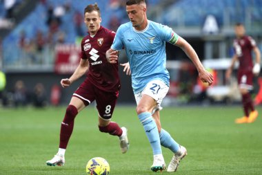 Roma, İtalya 22.04.2023: Torino 'lu Iliç, Milinkoviç Saviç (Lazio), İtalya' nın başkenti Roma 'daki Olimpiyat stadyumunda SS LAZIO ile FC TORINO arasındaki Serie A 2022 / 2023 futbol karşılaşmasında eylem halindedir..