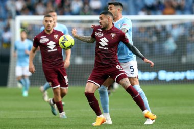 Roma, İtalya 22.04.2023: Torino 'lu Sanabria Antonio, Matias Vecio (Lazio) Serie A 2022 / 2023 futbol karşılaşması sırasında, 31 gün içinde, İtalya' nın Roma kentindeki Olimpiyat stadyumunda SS LAZIO FC TORINO 'ya karşı.