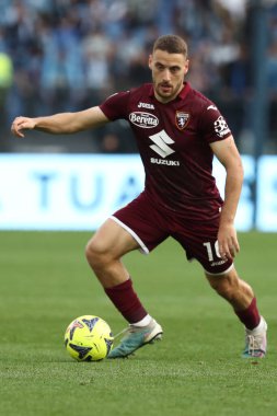 Roma, İtalya 22.04.2023: Torino 'lu Vlasic Nikola, İtalya' nın başkenti Roma 'daki Olimpiyat Stadyumu' nda SS LAZIO ile FC TORINO arasında oynanan Serie A 2022 / 2023 futbol karşılaşmasında eylem halindedir..
