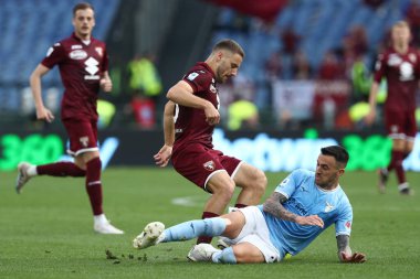 Roma, İtalya 22.04.2023: Torino 'dan Vlasic Nikola, Matias Vecino (Lazio) Serie A 2022 / 2023 futbol karşılaşması sırasında, 31 gün içinde, İtalya' nın başkenti Roma 'daki Olimpiyat stadyumunda SS LAZIO FC TORINO' ya karşı.