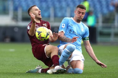 Roma, İtalya 22,04.2023: Torino 'dan Vlasiç Nikola, İtalya' nın başkenti Roma 'daki Olimpiyat stadyumunda SS LAZIO' ya karşı FC TORINO arasındaki Serie A 2022 / 2023 futbol karşılaşması sırasında Milinkoviç Saviç (Lazio) görev başında.
