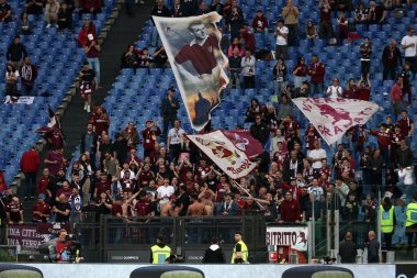 Roma, İtalya 22.04.2023: Torino taraftarları İtalya 'nın başkenti Roma' daki Olimpiyat Stadyumu 'nda SS LAZIO ile FC TORINO arasında oynanan Serie A 2022 / 2023 futbol karşılaşmasında kürsüye çıktılar..