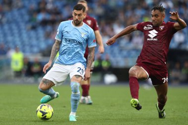 Roma, İtalya 22.04.2023: Mattia Zaccagni (Lazio), Torino 'lu Djidji Koffi Serie A 2022 / 2023 futbol karşılaşması sırasında, 31 gün içinde, İtalya' nın Roma kentindeki Olimpiyat stadyumunda SS LAZIO FC TORINO 'ya karşı.