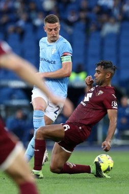 Roma, İtalya 22.04.2023: Milinkoviç Saviç (Lazio), Torino 'lu Djidji Koffi, 31. Serie A 2022 / 2023 futbol karşılaşması sırasında İtalya' nın başkenti Roma 'daki Olimpiyat Stadyumu' nda SS LAZIO FC TORINO 'ya karşı oynamış..