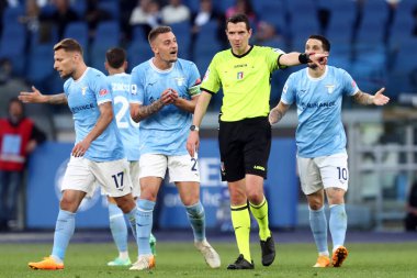 Roma, İtalya 22.04.2023: Milinkoviç Saviç (Lazio), Serie A 2022 / 2023 futbol karşılaşması sırasında hakem Ghersini ile protesto etti..