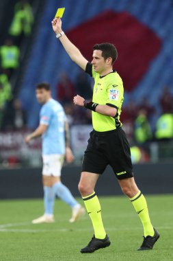 Roma, İtalya 22.04.2023: Davide Ghersini Serie A 2022 / 2023 futbol karşılaşması sırasında İtalya 'nın başkenti Roma' daki Olimpiyat Stadyumu 'nda SS LAZIO ile FC TORINO arasındaki sarı arabayı çıkardı..