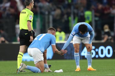 Roma, İtalya 22.04.2023: Serie A 2022 / 2023 futbol karşılaşması sonunda Milinkoviç Saviç (Lazio), Felipe Anderson (Lazio), İtalya 'nın başkenti Roma' da bulunan Olimpiyat stadyumunda SS LAZIO FC TORINO 'ya karşı oynadığı maçın 31..