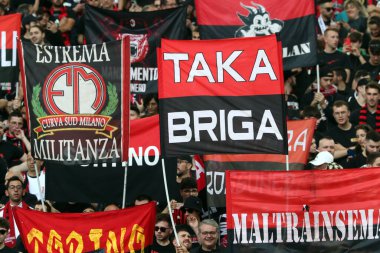 Roma, İtalya 29.04.2023: Milan İtalya 'nın başkenti Roma' daki Olimpiyat Stadyumu 'nda AS ROMA' ya karşı AC MILAN arasındaki Serie A 2022 / 2023 futbol karşılaşmasında taraftarları kürsüye çıktı..