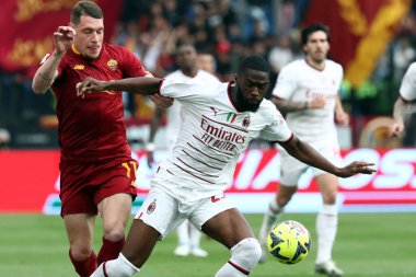 Roma, İtalya 29.04.2023: Roma 'dan Andrea Belotti, Tomori (Milan) Serie A 2022 / 2023 futbol karşılaşması, 32. gün, AS ROMA ile AC MILAN arasında İtalya' nın başkenti Roma 'daki Olimpiyat stadyumunda oynanan karşılaşma.