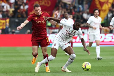 Roma, İtalya 29.04.2023: Roma 'dan Andrea Belotti, Tomori (Milan) Serie A 2022 / 2023 futbol karşılaşması, 32. gün, AS ROMA ile AC MILAN arasında İtalya' nın başkenti Roma 'daki Olimpiyat stadyumunda oynanan karşılaşma.