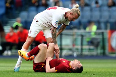 Roma, İtalya 29.04.2023: Simon Kjaer (Milan) Serie A 2022 / 2023 futbol karşılaşmasında Roma 'dan Andrea Belotti' ye yardım etti, 32. gün, AS ROMA - AC MILAN arasındaki Roma Olimpiyat Stadyumu, İtalya.