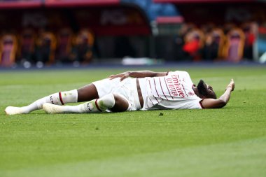 Roma, İtalya 29.04.2023: İtalya 'nın başkenti Roma' daki Olimpiyat Stadyumu 'nda AS ROMA' ya karşı AC MILAN arasındaki Serie A 2022 / 2023 futbol karşılaşmasında Tomori (Milan) yaralandı..