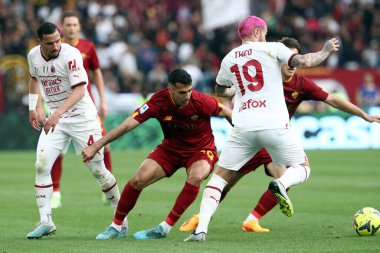 Roma, İtalya 29.04.2023: Mehmet Çelik (AS ROMA). Theo Hernandez (Milan), İtalya 'nın başkenti Roma' daki Olimpiyat Stadyumu 'nda AS ROMA' ya karşı AC MILAN arasında oynanan 2022 / 2023 tarihli Serie A 2022 / 2023 futbol maçı sırasında eylem halindedir..