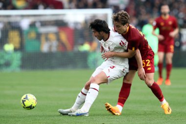 Roma, İtalya 29.04.2023: Sandro Tonali (Milan), Edoardo Bove (AS ROMA) Serie A 2022 / 2023 futbol karşılaşması sırasında, 32. gün, AS ROMA AC MILAN 'a karşı Roma Olimpiyat Stadyumu, İtalya.