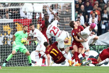 Roma, İtalya 29.04.2023: Tomori (Milan) ve Roma 'dan Andrea Belotti, İtalya' nın başkenti Roma 'daki Olimpiyat Stadyumu' nda AS ROMA 'nın AC MILAN' a açtığı 2022 / 2023 tarihli futbol karşılaşmasında eylem halindeler..