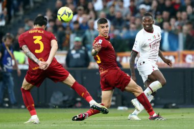 Roma, İtalya 29.04.2023: Gianluca Mancini (AS ROMA), Rafael Leao (Milan) Serie A 2022 / 2023 futbol karşılaşması sırasında, 32. gün, AS ROMA ile AC MILAN arasındaki Roma Olimpiyat Stadyumu, İtalya.