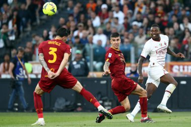 Roma, İtalya 29.04.2023: Gianluca Mancini (AS ROMA), Rafael Leao (Milan) Serie A 2022 / 2023 futbol karşılaşması sırasında, 32. gün, AS ROMA ile AC MILAN arasındaki Roma Olimpiyat Stadyumu, İtalya.