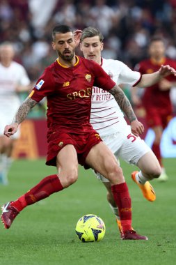 Roma, İtalya 29.04.2023: Leonardo Spinazzola (AS ROMA), Saelemaekers (Milan) Serie A 2022 / 2023 futbol karşılaşması sırasında, 32. gün, AS ROMA ile AC MILAN arasındaki Roma Olimpiyat Stadyumu, İtalya.