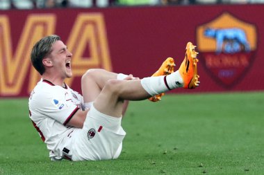 Roma, İtalya 29.04.2023: Saelemaekers (Milan), İtalya 'nın başkenti Roma' daki Olimpiyat stadyumunda AS ROMA 'ya karşı AC MILAN arasındaki Serie A 2022 / 2023 futbol maçında sakatlandı..