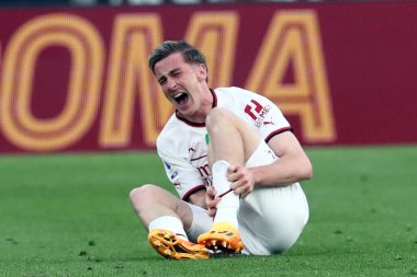 Roma, İtalya 29.04.2023: Saelemaekers (Milan), İtalya 'nın başkenti Roma' daki Olimpiyat stadyumunda AS ROMA 'ya karşı AC MILAN arasındaki Serie A 2022 / 2023 futbol maçında sakatlandı..