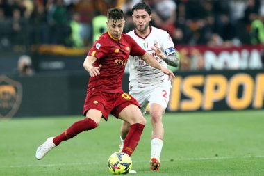 Roma, İtalya 29.04.2023: Stephan EL Shaarawy (AS ROMA), Davide Calabria (Milan) Serie A 2022 / 2023 futbol karşılaşması sırasında, 32. gün, AS ROMA AC MILAN 'a karşı Roma Olimpiyat Stadyumu, İtalya.