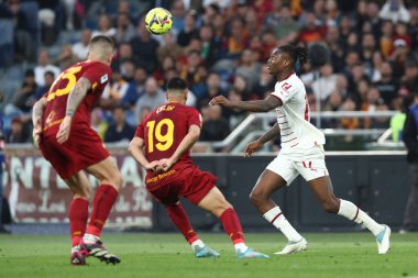 Roma, İtalya 29.04.2023: Mehmet Çelik (AS ROMA), Rafael Leao (Milan) Serie A 2022 / 2023 futbol karşılaşması sırasında, 32. gün, AS ROMA AC MILAN 'a karşı Roma Olimpiyat Stadyumu, İtalya.