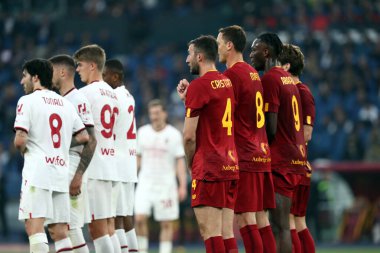Roma, İtalya 29.04.2023: Serie A 2022 / 2023 futbol karşılaşmasında, AS ROMA ile AC MILAN arasında İtalya 'nın başkenti Roma' daki Olimpiyat stadyumunda oynanan serbest vuruş sırasında Milan ve Roma 'nın çift bariyeri.