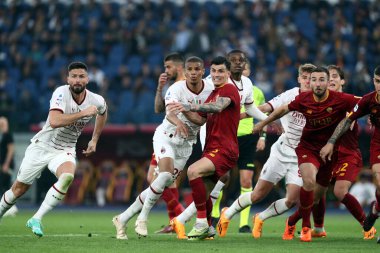 Roma, İtalya 29.04.2023: Oliver Giroud (Milan), Malick Thiaw (Milan), Roger Ibanez (AS ROMA) Serie A 2022 / 2023 futbol karşılaşması sırasında, 32. gün, AS ROMA AC MILAN ile İtalya 'daki Olimpiyat stadyumunda oynanan.