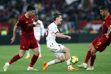 Roma, İtalya 29.04.2023: Roger Ibanez (AS ROMA), Saelemaekers (Milan), Lorenzo Pellegrini (AS ROMA), Serie A 2022 / 2023 futbol karşılaşması sırasında, 32. gün, AS ROMA AC MILAN 'a karşı Roma Olimpiyat Stadyumu, İtalya.