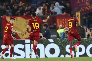 Roma, İtalya 29.04.2023: Tammy Abrham (AS ROMA) 1-0 'lık skorla gol attı ve İtalya' nın Roma kentindeki Olimpiyat stadyumunda AS ROMA - AC MILAN arasındaki Serie A 2022 / 2023 futbol maçında takımla birlikte kutladı..