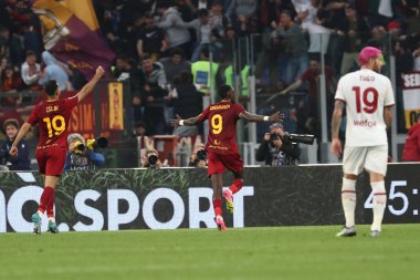 Roma, İtalya 29.04.2023: Tammy Abrham (AS ROMA) 1-0 'lık skorla gol attı ve İtalya' nın Roma kentindeki Olimpiyat stadyumunda AS ROMA - AC MILAN arasındaki Serie A 2022 / 2023 futbol maçında takımla birlikte kutladı..